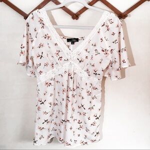 3/$25 🙌🏼 Suzanne Betro White and Pink Floral Top